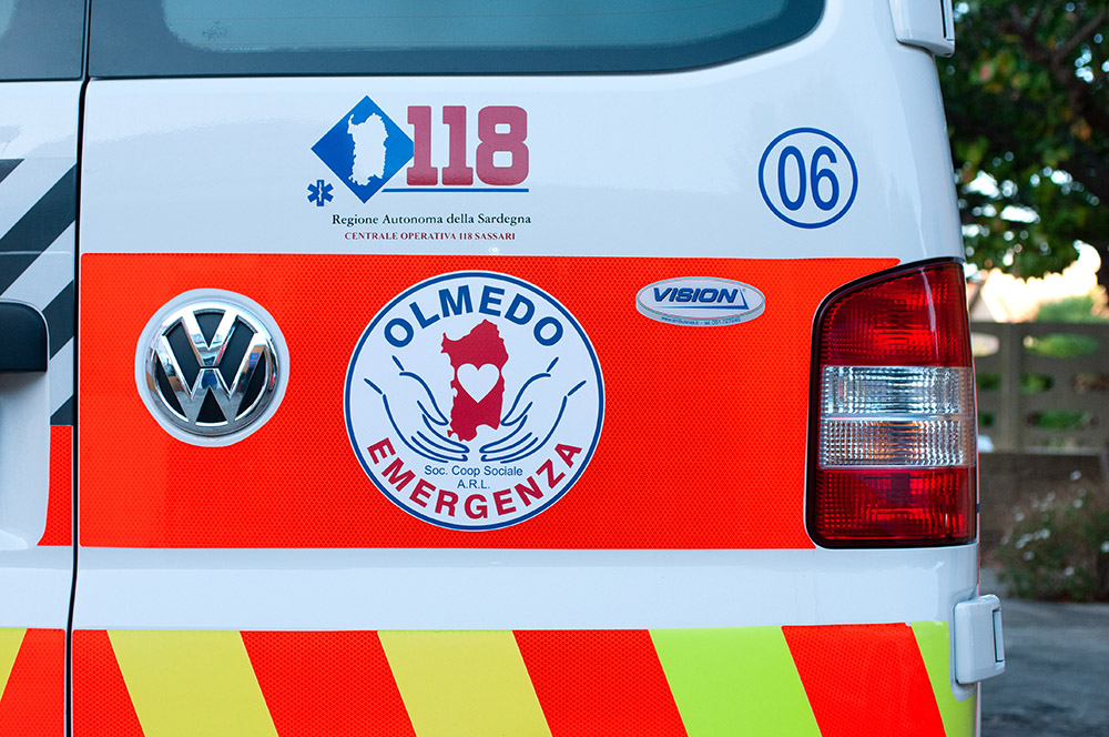 Olmedo Emergenza: Ambulanza di soccorso con logo del servizio 118